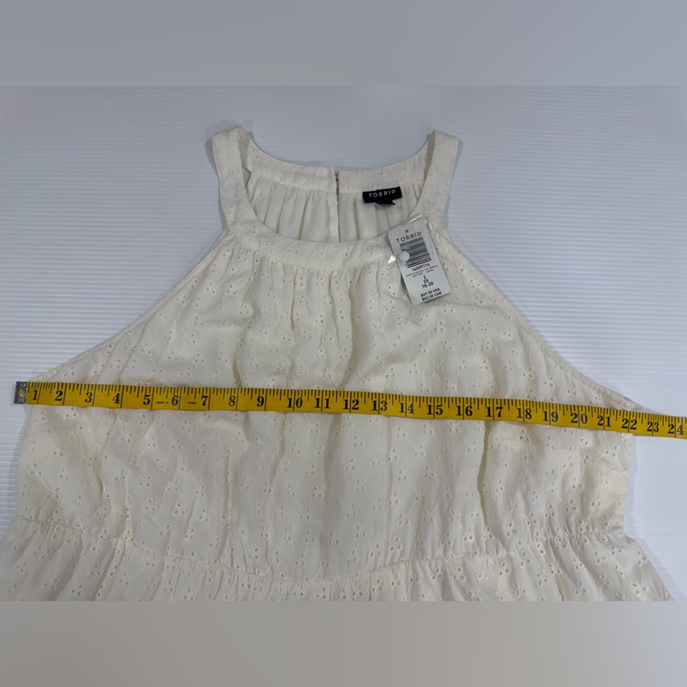 Torrid NWT 1 Sleeveless Blouse White Eyelet Lace Tiered Ruffle Keyhole Back Sz 2 - Picture 6 of 10